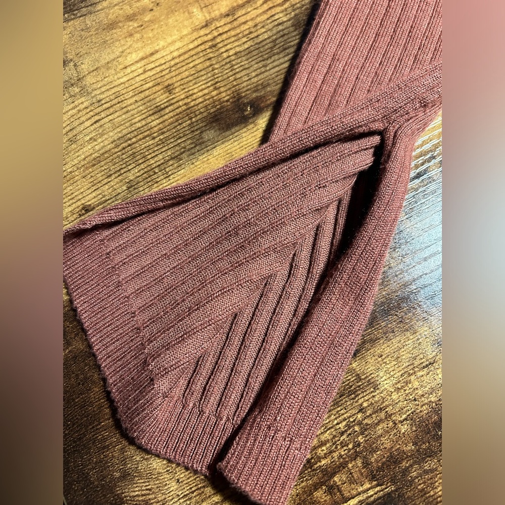 Long Sleeve Crop Top w/ Slightly Open Sleeves - Picture 3 of 3